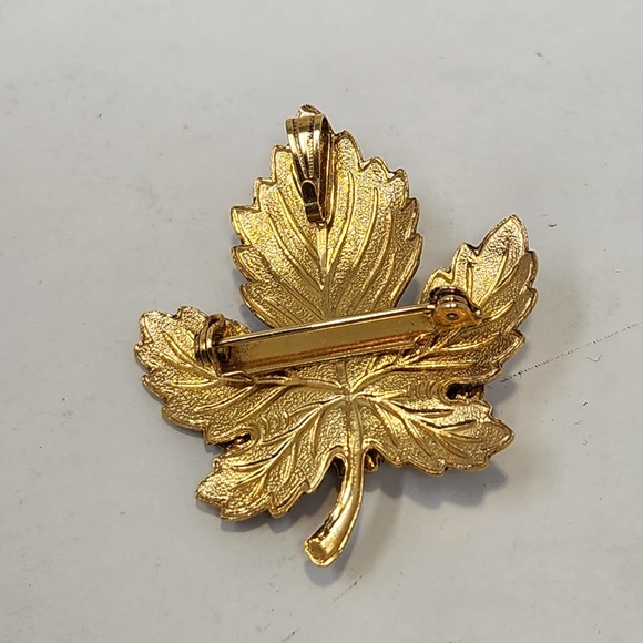 Maple Leaf Faux Pearl Gold Tone Brooch Pendant Textured Vintage Jewelry Autumn - Picture 2 of 4